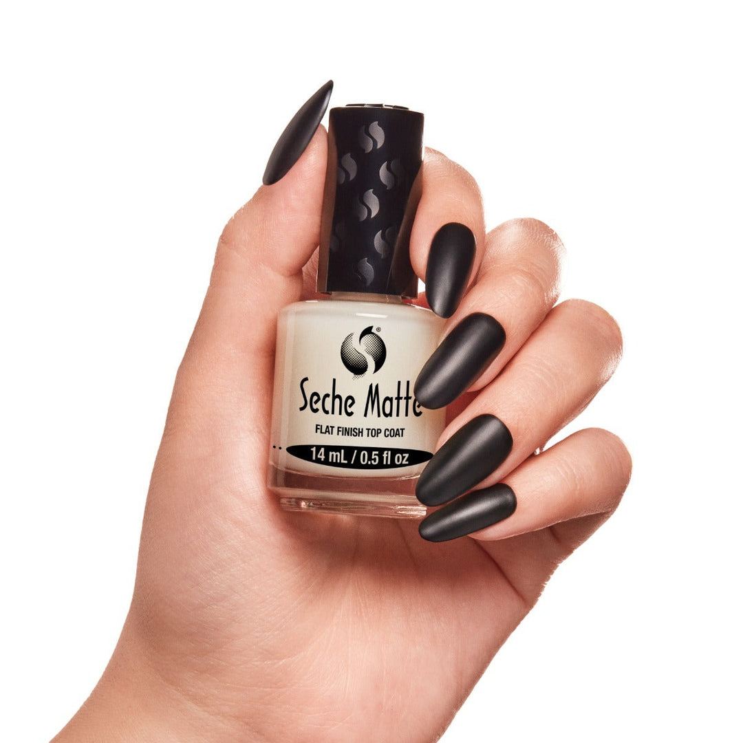 Seche Matte Flat Finish Top Coat 哑光 Top Coat：哑光黑色指甲的手握着瓶子