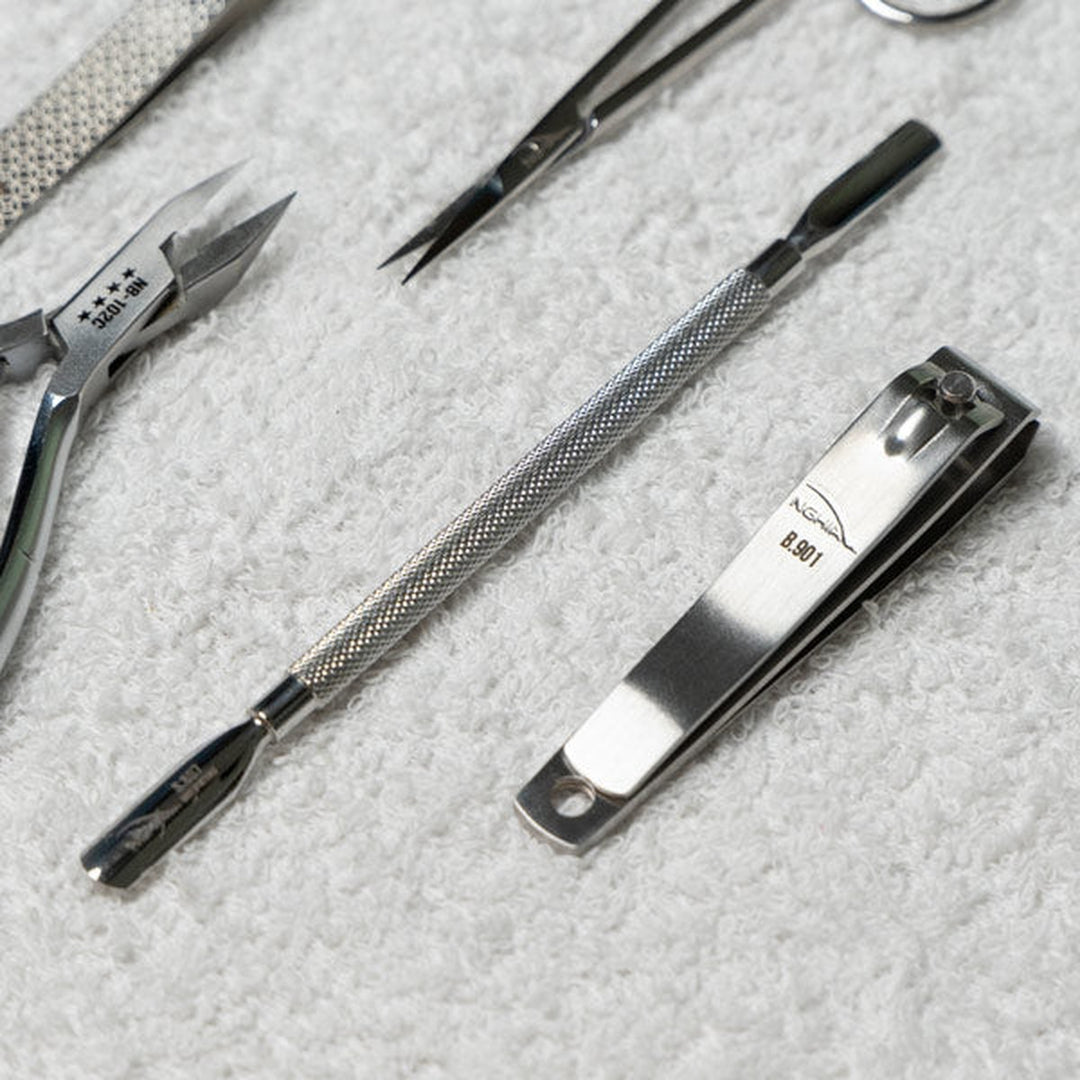 NGHIA S-507 cuticle pusher in use