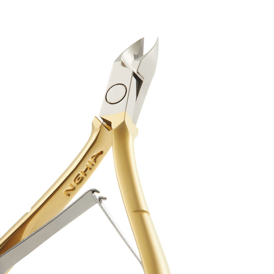 NGHIA D-501 cuticle nipper in use