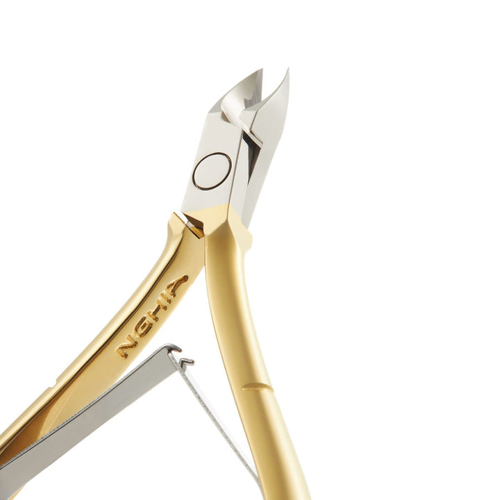NGHIA D-501 cuticle nipper in use