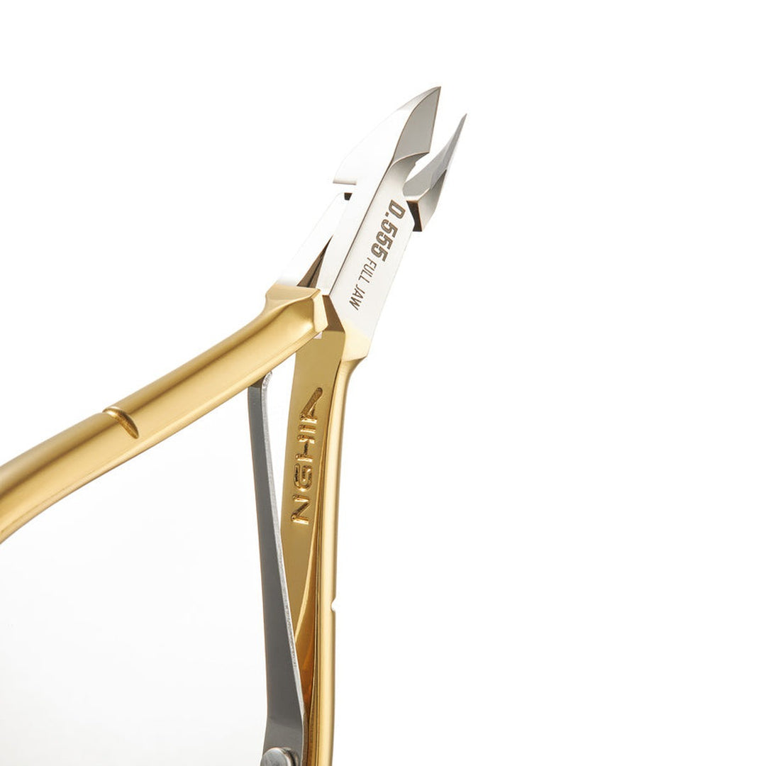 NGHIA D-555 cuticle nipper in use