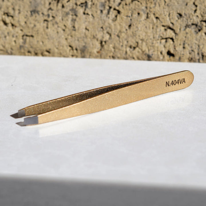 NGHIA N-404 VA tweezer in use